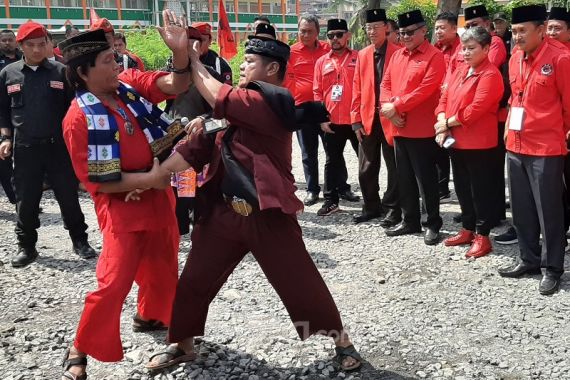 Seni Palang Pintu dan Tari Rampak Bedug Sambut Sekjen PDIP di Rakerda Banten - JPNN.COM