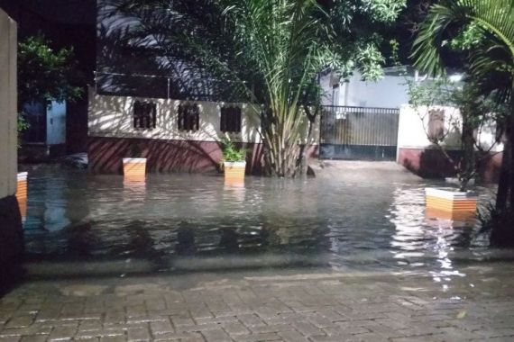 Di Tengah Ancaman Corona, Warga Jakarta Timur Kembali Kebanjiran - JPNN.COM