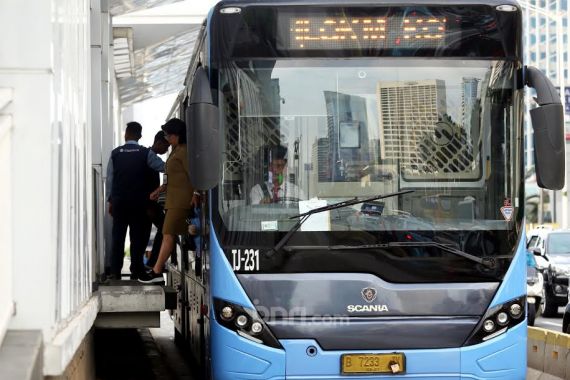 KSPI Demo UMP Jakarta, Transjakarta Alihkan Sejumlah Rute Bus - JPNN.COM