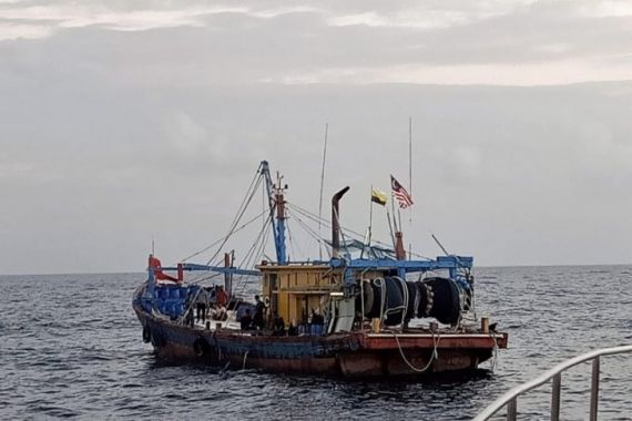 Kapal Ikan Asing Ilegal Asal Malaysia Lagi-lagi Masuk Perairan Indonesia - JPNN.COM