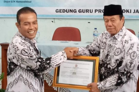 Forum Guru Honorer Non-K2 Puji Presiden Jokowi dan Bu Uni - JPNN.COM