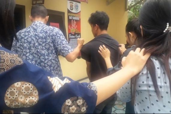 Romi Diciduk Polisi Usai Konsumsi Sabu-sabu dengan Dua Istrinya - JPNN.COM