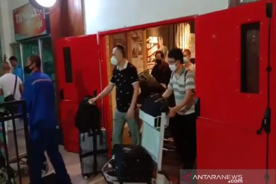 Puluhan TKA Asal Tiongkok di Bandara Memakai Masker, Begini Kata Kapolda - JPNN.COM