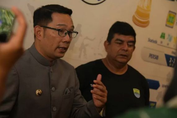 Ridwan Kamil Langsung Pantau Saat Seluruh Pemain dan Ofisial Persib Jalani Tes Corona - JPNN.COM