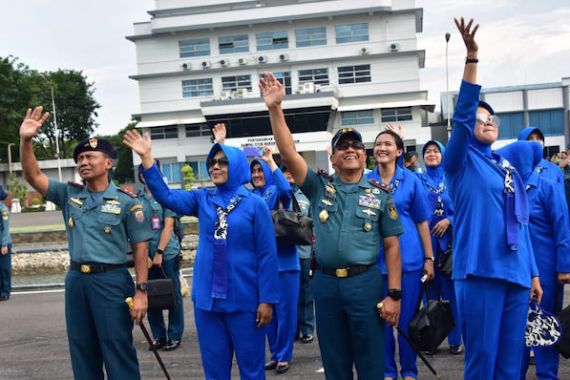 Panglima Komando Armada II Melepas Keberangkatan KRI Makassar-590 - JPNN.COM