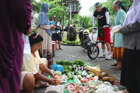 Cek Musala dan Sekolah, Ganjar Berkeliling dengan Sepeda - JPNN.COM