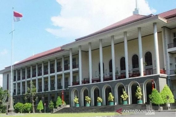 Versi QS WUR 2022: UGM Universitas Terbaik di Indonesia - JPNN.COM