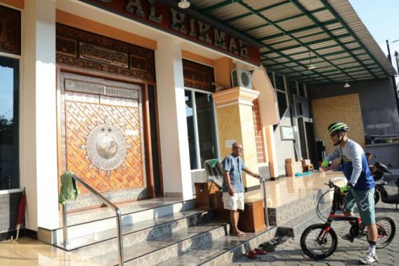 Ganjar Pranowo Kaget, Serius, Lantas Berikan Uang ke Pengurus Masjid - JPNN.COM