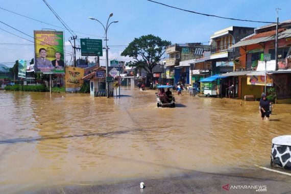 Satu Orang Meninggal saat Banjir Melanda Bandung - JPNN.COM