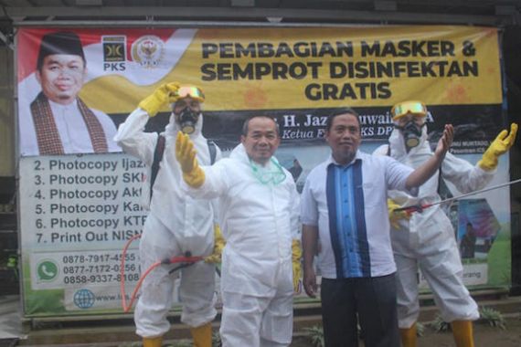 Jazuli Juwaini Pimpin Gerakan Pembagian Masker dan Disinfektan ke Rumah Ibadah - JPNN.COM