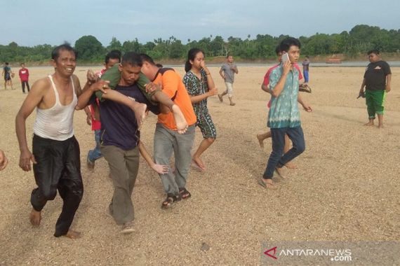Empat Warga Hanyut di Sungai Air Molek, 2 Orang Tewas, Dua Lagi Masih Dicari - JPNN.COM
