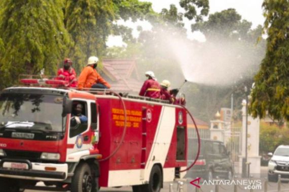 Mobil Pemadam Kebakaran Kini Dikerahkan untuk Semprot Disinfektan - JPNN.COM