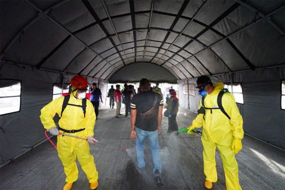 Azwar Anas Periksa Fasilitas Terowongan Disinfeksi di Pelabuhan Banyuwangi - JPNN.COM