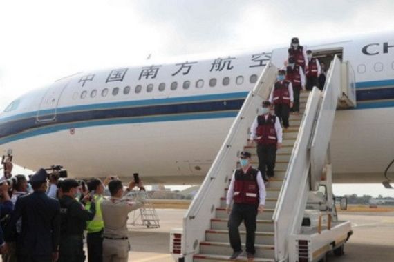 Tim Dokter Tiongkok Datang Membawa Berton-ton Bantuan Medis, Rakyat Menyambut di Bandara - JPNN.COM
