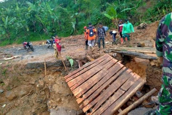 Jembatan Gantung Terputus saat Hujan Deras di Kaki Gunung Halimun Salak - JPNN.COM