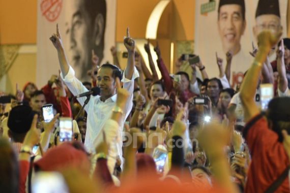 Korban Terus Bertambah, Jokowi Sendirian Melawan Corona, Relawan ke Mana? - JPNN.COM