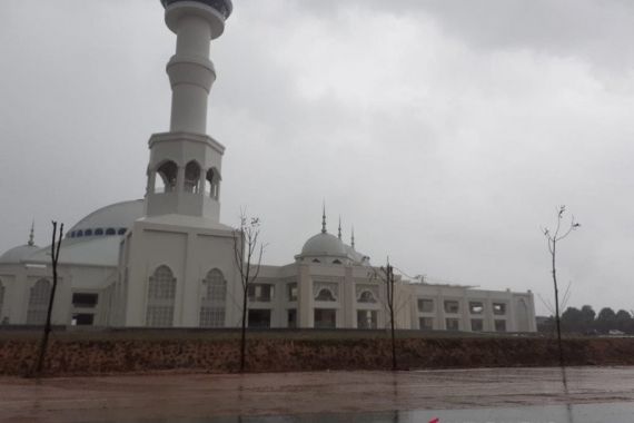 Lafal Azan di Masjid-masjid Serukan Agar Salat di Rumah - JPNN.COM