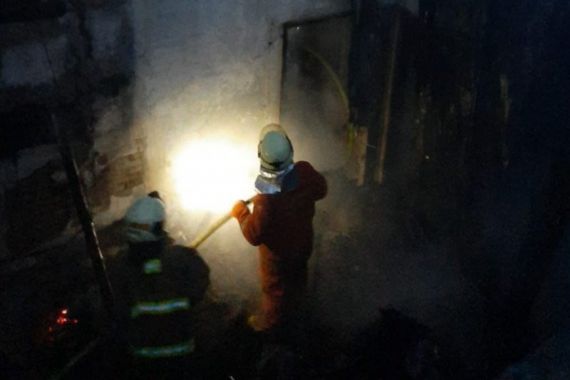 Mencekam, Detik-detik Pabrik Besi Terbakar, 2 Karyawan Terperangkap di Dalam - JPNN.COM