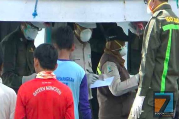 Nelayan Ditemukan Meninggal di Atas Kapal, Petugas Kerepotan Tes Covid-19 - JPNN.COM