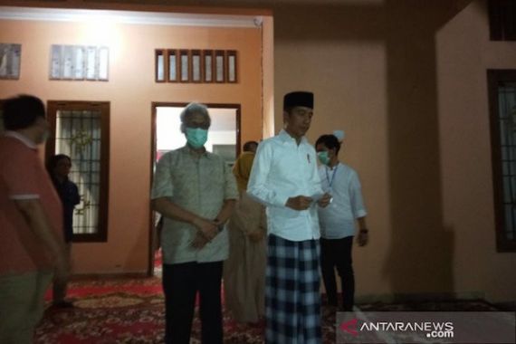 Suasana Rumah Duka Ibunda Presiden Jokowi Malam Ini - JPNN.COM