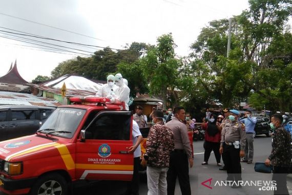 Keluarga Pasien Corona di Bukittinggi Dijemput, Diisolasi di RSAM - JPNN.COM