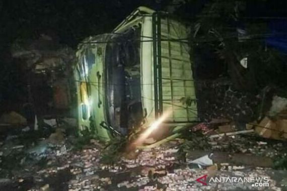 Truk Bermuatan Susu Olahan Hantam Tujuh Kendaraan di Cianjur, Dua Orang Tewas - JPNN.COM