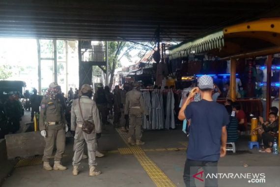 PKL di Pasar Tanah Abang Nekat Berjualan - JPNN.COM