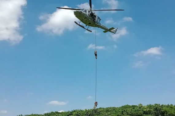 Hari Ini, Siswa Komando Pasukan Katak Kembali Unjuk Kehebatan dari Helikopter - JPNN.COM