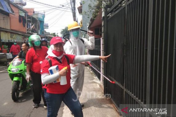 PDIP Jakarta Pusat Lakukan Penyemprotan Disinfektan di Tiga Lokasi - JPNN.COM
