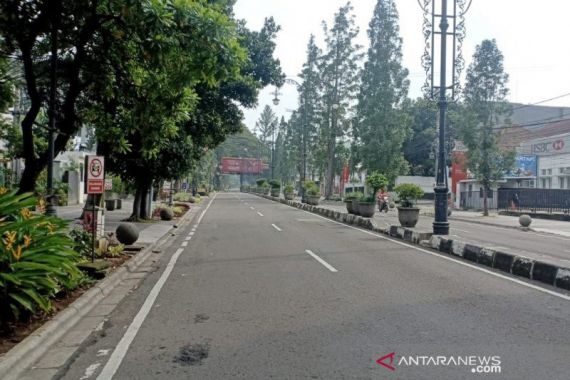 Cegah Corona, Polisi Tutup Jalan Raya di Bandung - JPNN.COM