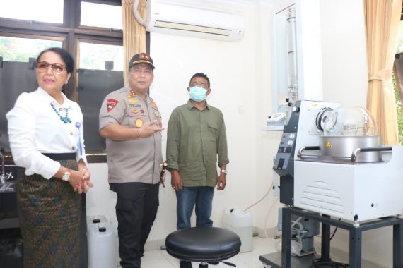Polda Bali-Unud Manfaatkan Arak Bali Jadi Disinfektan dan Hand Sanitizer - JPNN.COM
