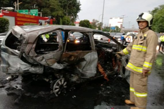 Toyota Avanza Ludes Terbakar di Tol Dalam Kota Grogol, Pengemudi Tewas Mengenaskan - JPNN.COM