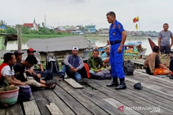 Speed Boat Pembawa 16 TKI Ilegal dari Malaysia Ditangkap Polair di Perairan Dumai - JPNN.COM