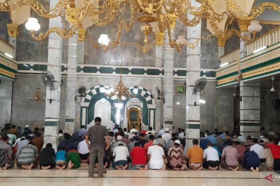 Malaysia Larang Orang Asing Salat Berjemaah di Masjid - JPNN.COM