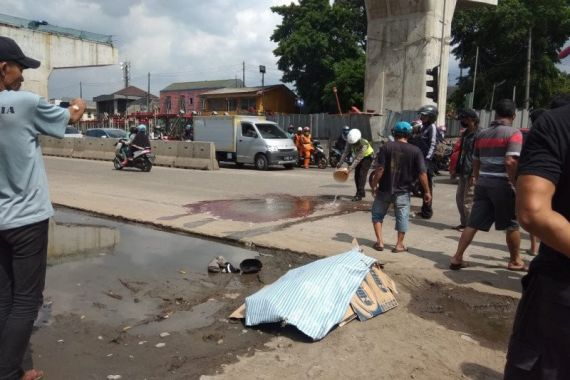 Jasad Nur Husein yang Terkapar di Jalan Langsung Ditutupi Kardus Bekas, nih Fotonya - JPNN.COM