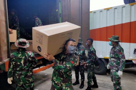 Prajurit TNI Bergerak Cepat Bantu Distribusikan APD ke Berbagai Daerah - JPNN.COM
