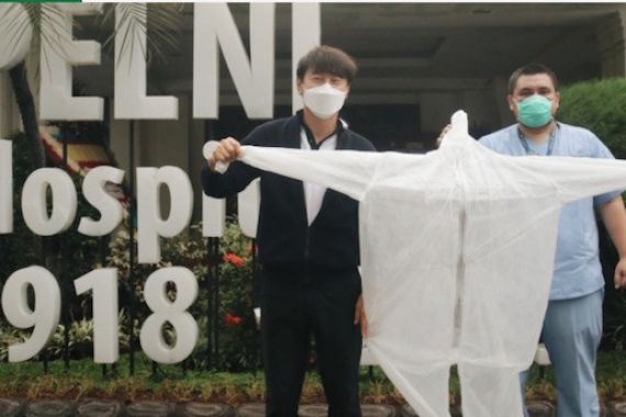 Pandemi Virus Corona, Shin Tae Yong Sumbang APD ke Rumah Sakit Pelni - JPNN.COM