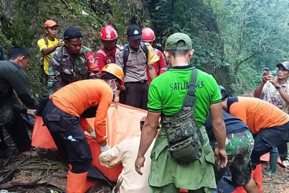 Dua Orang Tewas Tertimbun Longsor di Gunung Sangga Buana - JPNN.COM