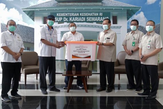 IKA UNDIP Serahkan Bantuan APD ke Rumah Sakit dr Kariadi - JPNN.COM