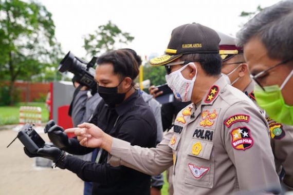 Cegah Corona, Polisi Cek Suhu Tubuh Pengendara Pakai Drone - JPNN.COM