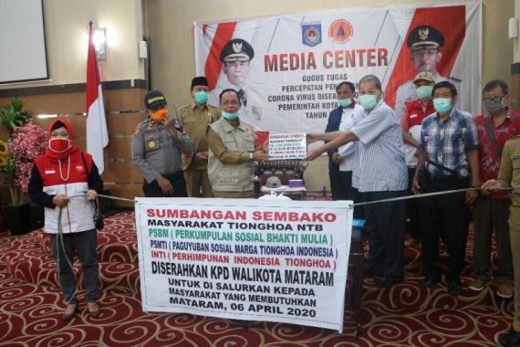 Lihat, Warga Tionghoa Berikan Bantuan untuk Masyarakat Terdampak Corona - JPNN.COM