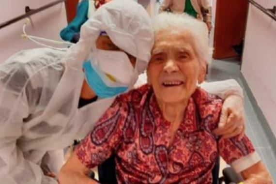 Luar Biasa! Perempuan Tertua di Dunia Menang Melawan Corona - JPNN.COM