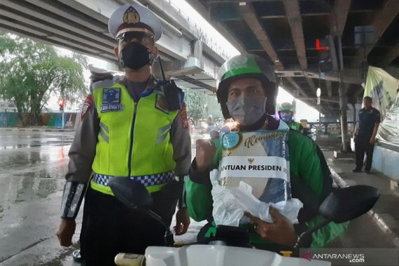 Tukang Ojek Dapat Beras Presiden di Saat PSBB - JPNN.COM