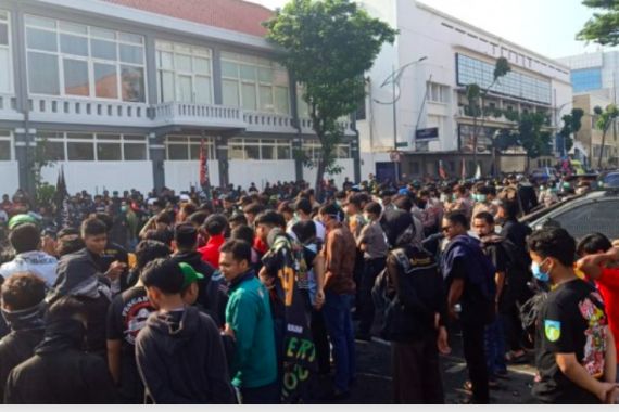 Alamak! 5 Ribu Orang Unjuk Rasa di Mapolrestabes Surabaya, Physical Distancing? - JPNN.COM