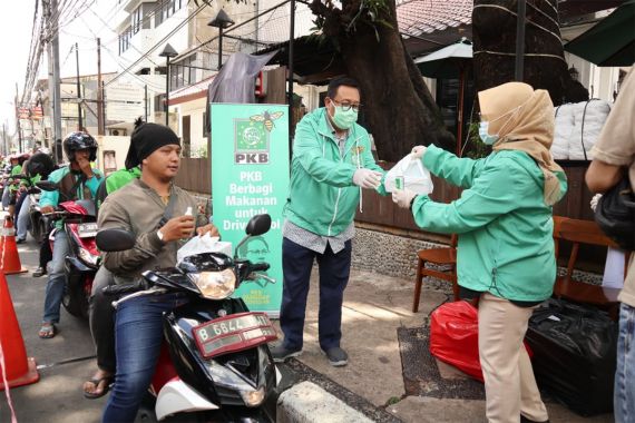 PKB Bagikan 500 Hand Sanitizer dan Nasi Boks Buat Ojol - JPNN.COM