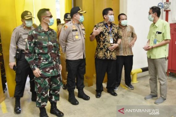 TNI-Polri Patroli Physical Distancing di Pabrik - JPNN.COM