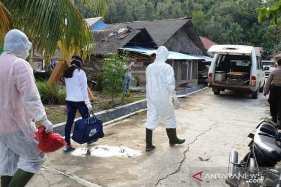 Mahasiswi Positif COVID-19 Dijemput Tim Medis Lengkap dengan APD, Warga Diimbau tidak Panik - JPNN.COM