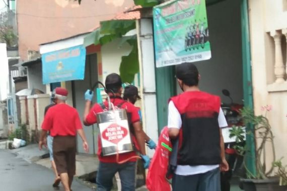 Bantu Pemerintah Lawan Corona, Forum Relawan Jokowi Gelar Penyemprotan Disinfektan di Jakarta Timur - JPNN.COM