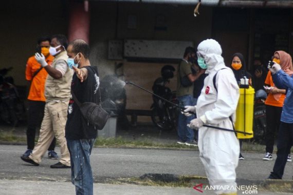 120 Orang Gelombang Ketiga TKI dari Malaysia Mendarat di Lanud Soewondo - JPNN.COM