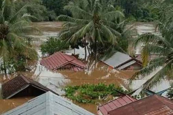 Ratusan Rumah di Seribu Riam Terendam Banjir Sampai Atap Rumah - JPNN.COM